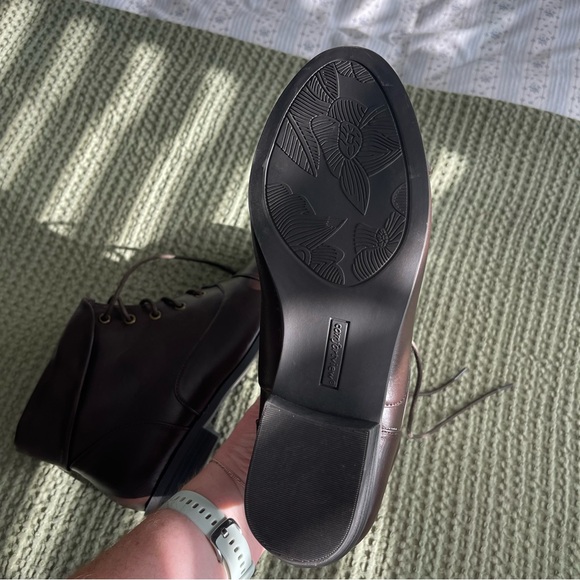 Elegant Brown Women's Lace-Up Boots - Picture 7 of 11